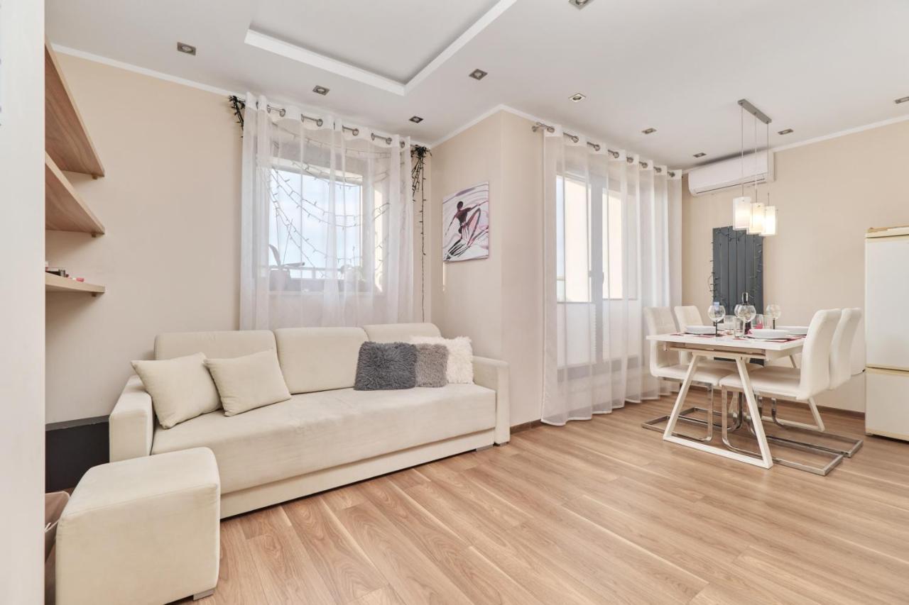 Krakowska With Balcony And Free Garage By Renters Apartment