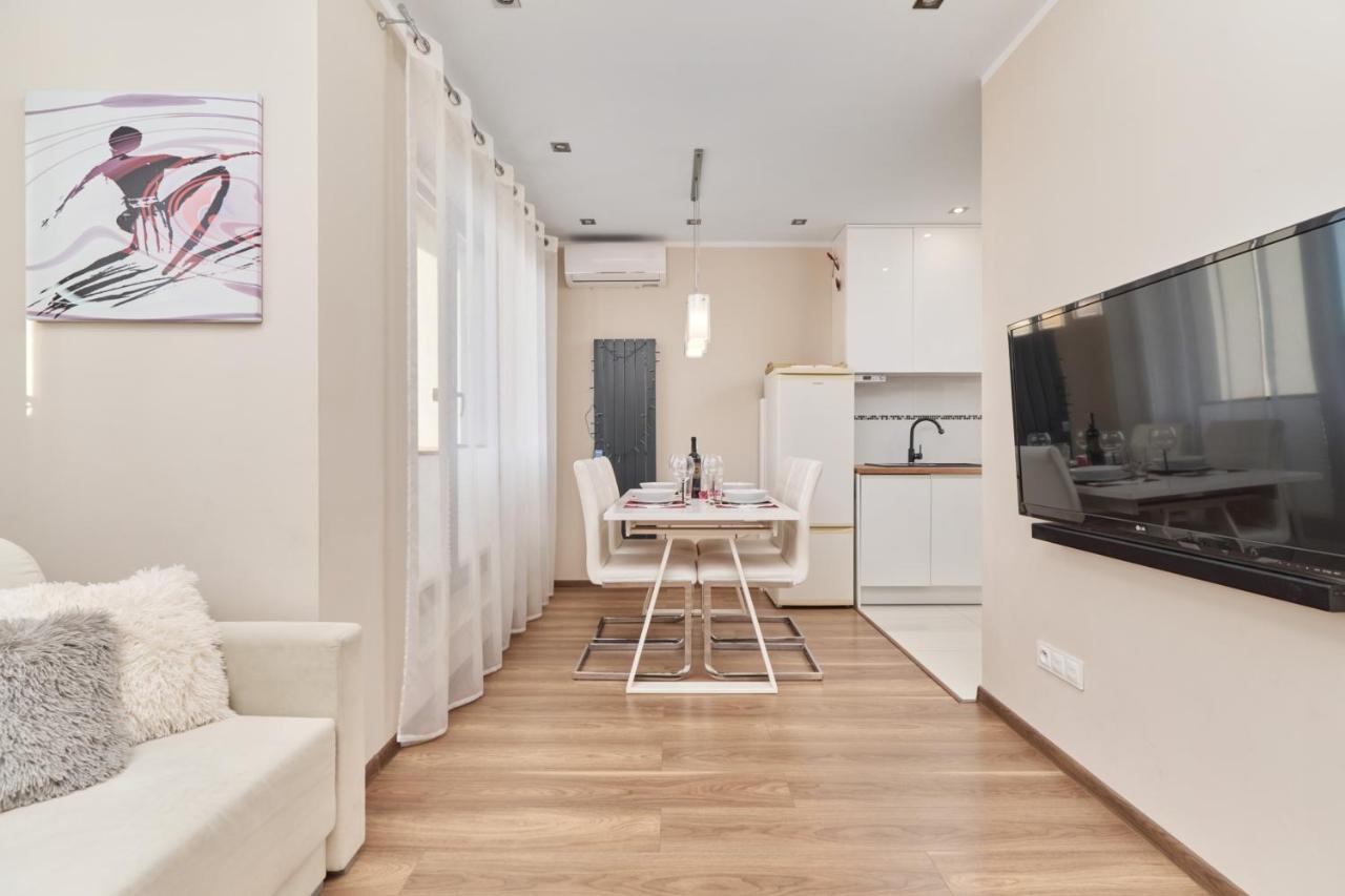 Krakowska With Balcony And Free Garage By Renters Wroclaw