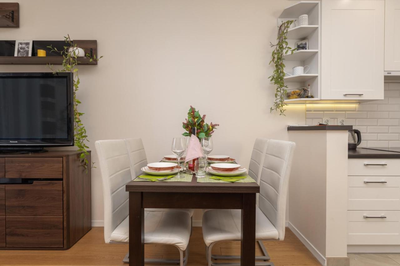 Krakowska With Balcony And Free Garage By Renters Apartment *